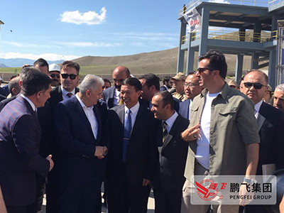 总裁王家安、土耳其总理耶尔德勒姆共同出席kok集团在土耳其承建的3000td水泥生产线剪彩仪式，并亲切交谈